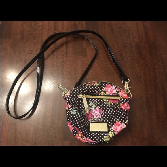 Betsey Johnson Handbags - Betsey Johnson floral bag Betsey Johnson Handbags - Betsey Johnson floral bag